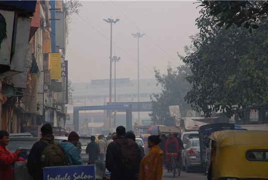 델리의 여행자 거리이자 메인 바자르! 어리숙한 세 얼간이가 뉴델리 역을 찾아가다. 차, 릭샤, 사람으로 뒤엉킨 아비규환의 도로, "형아들, 이 거리를 어떻게 건너?" 