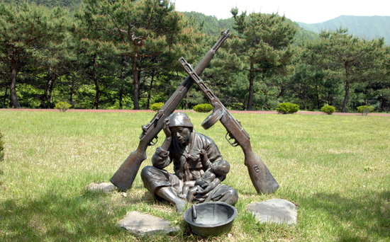  누군가는 죽어가고 있을지도 모르는 상황을 마치 즐기기라도 하듯 박수까지 치며 구경을 하고 있는 이스라엘 몇몇 사람들 모습은 인간의 모습이 아니라 악마의 모습을 연상시키기에 충분했습니다. 
