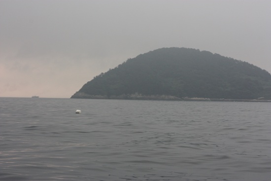 동트기전 이른아침 검무스레한 바다에서 본 섬의 모습