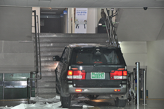아산시청 현관을 부수고 로비를 가로질러 돌진한 차량은 2층으로 연결되는 계단에 가로막혔다.