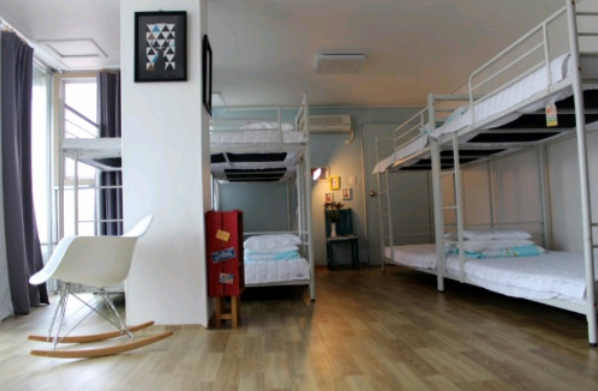 안락한 공간에 편안한 침실을 갖춘 게스트 하우스가 여행객들로부터 인기가 높다.