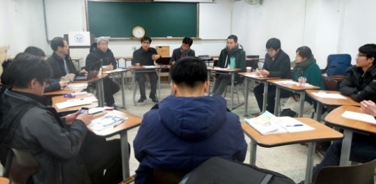 전국역사교사모임 소속 교사들의 회의 모습.(자료사진)