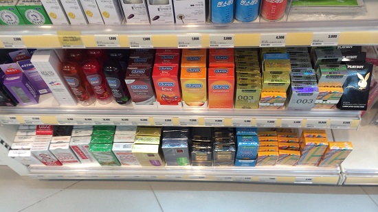 한 대학가 앞의 드러그스토어(의약품, 화장품 판매점)에 20여종의 콘돔이 구비되어 있다.