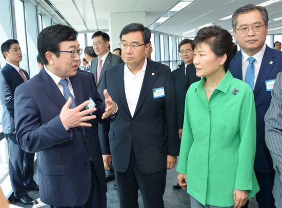 박근혜 대통령이 서병수 부산시장(왼쪽)의 안내를 받으며 22일 준공한 BIFC 시설을 돌아보고 있다. 