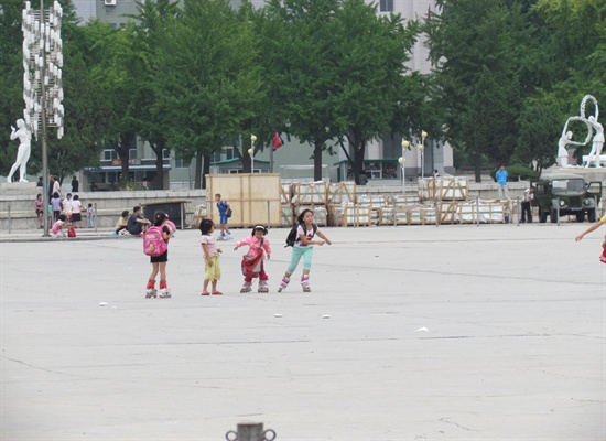 북한 로동적위군 열병식 날의 또 다른 평양 모습. 스케이트를 타는 아이들.