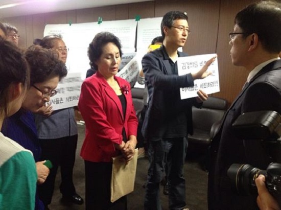 지난 20일, 건국대 설립자 유가족 대표인 유현경씨와, 홍정희 노조위원장이 이사회 면담을 요구하고 있다.