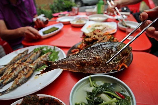  전어구이를 맛있게 먹는 방법은 전어대가리째 통째로 아작 깨물어 먹어야 제맛이다.