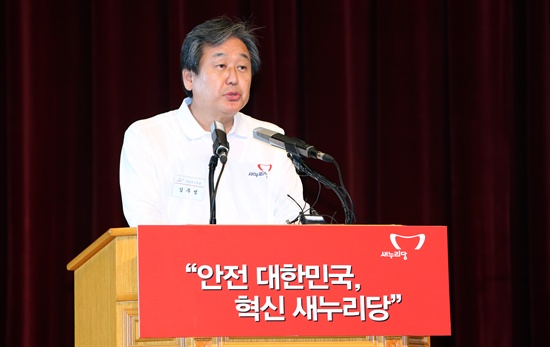 새누리당 김무성 대표가 22일 오후 충남 천안시 우정공무원교육원에서 열린 2014 새누리당 국회의원 연찬회, 전체회의에 참석해 모두 발언을 하고 있다. 2014.8.22 
