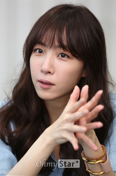  작사가 김이나가 13일 오후 서울 상암동 오마이스타 사무실에서 인터뷰를 하며 질문에 답하고 있다. 