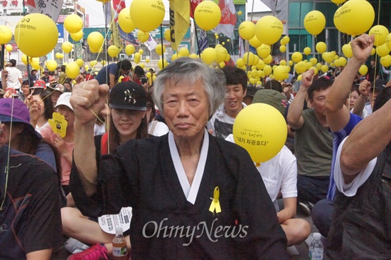  백기완 통일문제연구소 소장이 23일 오후 구미역에서 열린 스타케미칼 45m 굴뚝에서 농성을 벌이고 있는 차광호씨를 응원하기 위한 희망버스 결의대회에서 주먹을 쥐고 들어보이고 있다.