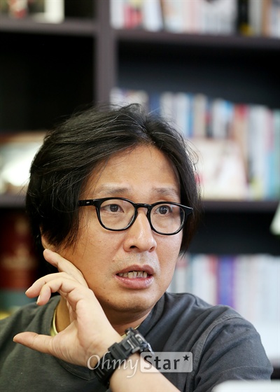  영화 <번지점프를 하다><혈의 누><가을로><후궁>의 김대승 감독이 22일 오후 서울 신사동 위더스필름 사무실에서 오마이스타와 인터뷰를 하고 있다.