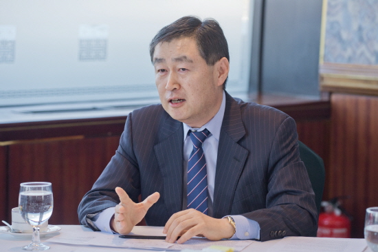 <법률의 눈으로 바라본 사회와 경제> 저자 김승열 변호사는 법률전문칼럼니스트가 되겠다고 말하고 있다.