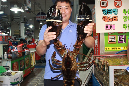  여수수산물특화시장에는 다양한 볼거리가 많다. 이날 시장에서 만난 상인이 10년된 가재를 들어보이고 있다. 