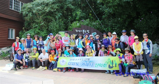  한반도연맹 거제지회와 거제오광대 단원 50여명은 23일 구조라 해수욕장 인근과 내도를 방문하여 공동으로 환경정화운동을 펼쳤다.
