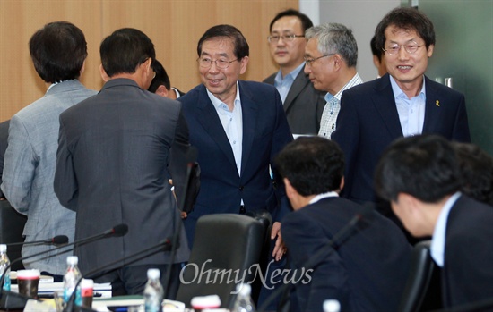 박원순-조희연 학교 안전 위해 협력나선다 박원순 서울시장과 조희연 서울시교육감이 25일 오전 서울 중구 서울시청 기획상황실에서 열린 '안전한 수학여행 지원 및 학생안전 협력을 위한 업무협약식'에서 참석자들과 인사를 나누고 있다. 
이날 박 시장과 조 교육감은 지난 4월 세월호 사고로 인해 고조된 시민들의 불안감과 관련, 학생의 안전을 가장 먼저 생각하는 학교 환경을 만들기 위해 양 기관이 서로 협력할 것을 약속했다. 