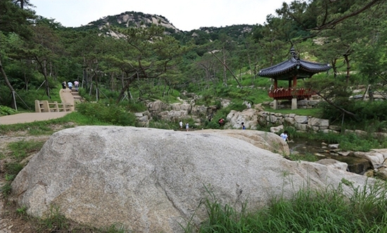 수성동 계곡 자락의 산책길과 쉬어가기 좋은 쉼터 정자.