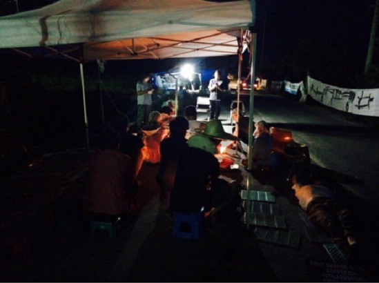 매일 밤 농성장 앞에서는 삼평리의 평화를 비는 촛불문화제가 진행된다(사진: 청도 페이스북).
