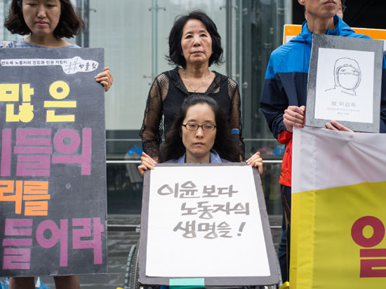 한혜경 씨와 그녀의 어머니는 기자회견에서 삼성에서 일하다 백혈병, 뇌종양으로 일하다 병든164명과 돌아가신 70명에 대해 삼성은 책임을 다하라고 말했습니다. 