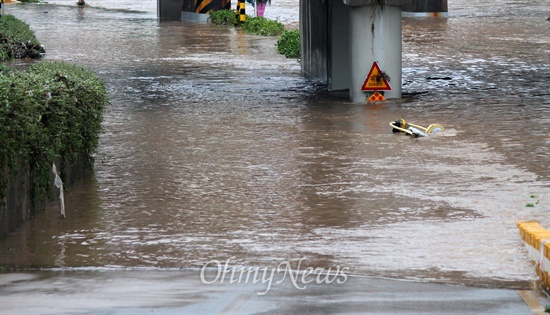 25일 오후 온천천 세병교 아랫길이 불어난 물로 완전 침수되며 차량 통행이 차단되고 있다. 

