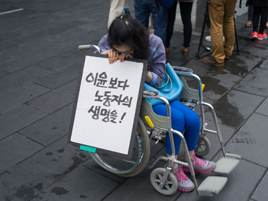 삼성 반도체 LCD 직업병 피해자 증언대회에 참여한 한혜경 씨 뇌종양 수술을 받은 혜경씨는 지금은 스스로 할 수 있는 게 없습니다. 그녀는 자신과 같은 노동자들이 더이상 나오지 않기를 바랍니다.  