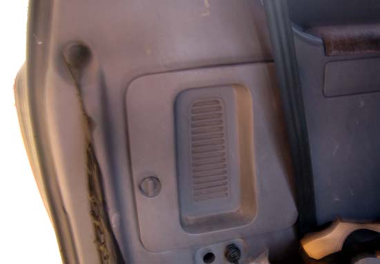   트렁크 안에 있는 이곳 후미등 안쪽 커버를 열고 너트 네개를 빼면 분리완료