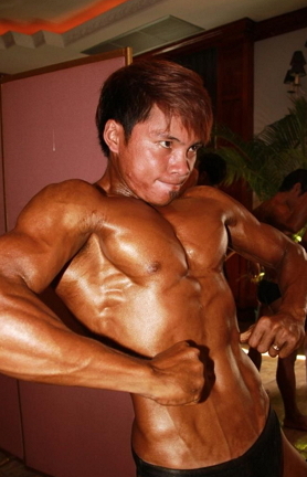 한껏 근육을 자랑하는 캄보디아 청년 보디빌더