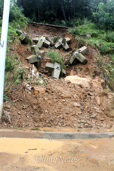  25일 내린 집중호우로 창원중앙역 뒤편 국도25호선 도로에 산사태가 발생해 토사가 도로에까지 흘러 내려와 있다.