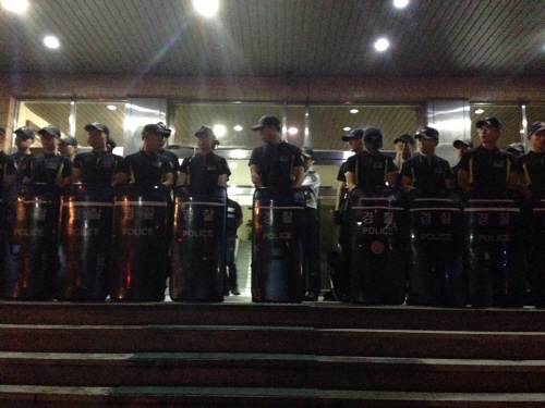 경찰은 체포된 한상렬 목사를 조사하는 동안 병력을 배치하여 완산경찰서를 봉쇄했다.