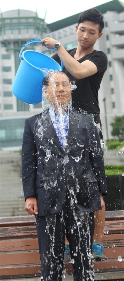  설동근 부산 동명대학교 총장이 25일 대학 책탑 앞에서 루게릭병 환자를 돕기 위한 '얼음물 샤워'를 하고 있다.