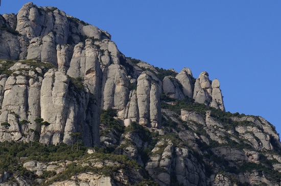 몬세라트 수도원 뒤 바위산의 모습. 사그라다 파밀리아를 설계한 가우디는 몬세라트에서 많은 영감을 받았다고 한다.