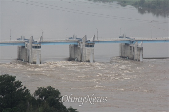 집중호우 다음 날인 26일 낙동강 창녕함안보에 수문 3개가 모두 열려 많은 물이 내려가고 있다.
