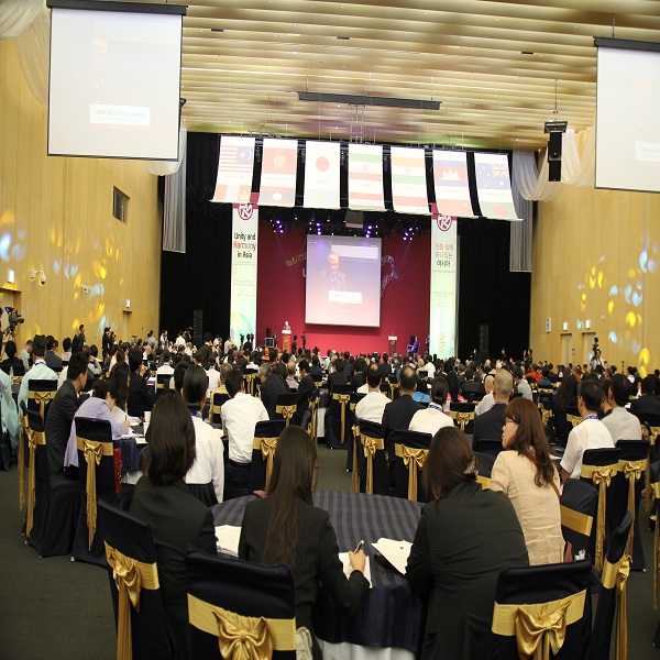 ACRP 딘 삼수딘 의장이 대회사를 하고 있다. 총회는 인천 송도 컨벤시아에서 25일부터 5일간 진행된다. 평화와 조화를 주제로 한다.