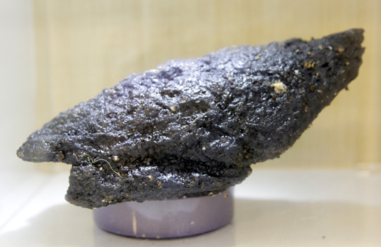 유류피해 역사전시관에 전시된 기름묻은 돌로 이 돌은 유류피해 역사전시관 인근인 소원면 태배 부근에서 사고 당시 수집한 돌이다.