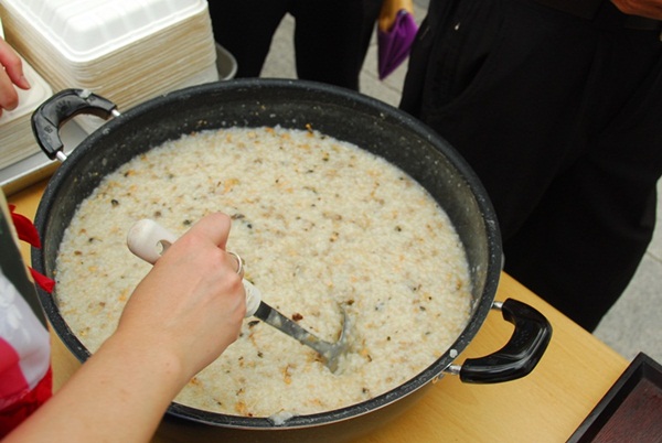 삼합죽 정조가 어머니 혜경궁 홍씨를 위해 마련했다는 삼합미음을 시식했다 