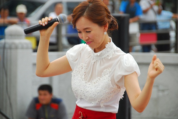 노래를 하면서 춤을 추고 있는 박윤경