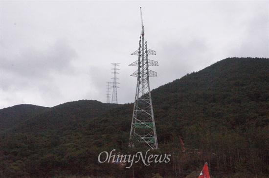 경북 청도군 각북면 삼평리 마지막 남은 송전탑이 주민들의 반대에도 불구하고 빠르게 설치되고 있다.