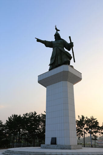 녹진관광지에 세워진 이순신 장군 동상. 높이 30미터로 국내에서 가장 큰 것으로 알려져 있다.
