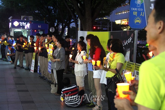 '세월호참사진상규명과 대통령책임촉구 경남대책위'는 27일 저녁 창원 정우상가 앞에서 촛불문화제를 열었다.
