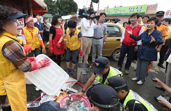 박근혜 대통령이 28일 오후 폭우피해가 심한 부산시 기장군 장안읍 좌천마을을 방문, 자원봉사자들과 대화하고 있다.