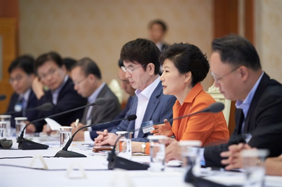 박근혜 대통령이 지난 26일 청와대에서 열린 제5차 국민경제자문회의에서 발언하고 있다.