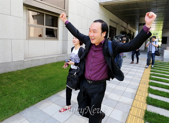 28일 오전 서초동 대법원에서 '무죄' 확정을 받은 박정근씨가 두팔을 벌리고 "끝났다"며 기뻐하고 있다.