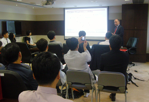 사이먼 갈핀 홍콩투자청(인베스트홍콩, Invest Hongkong)장이 홍콩의 투자유치에 대해 설명하고 있다.