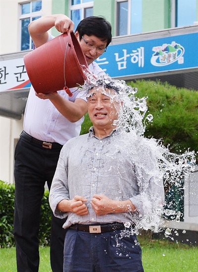 박영일 남해군수가 28일 루게릭병 환자를 돕는 기부 캠페인 ‘아이스버킷 챌린지’ 릴레이에 동참했다. 