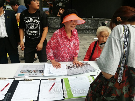 관악구 주민 황분녀(77)할머니는 세월호 참사 이후 신림동에서 시민들에게 유족이 원하는 특별법 제정을 위한 서명을 꾸준히 받고 있다. 