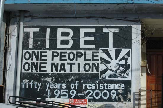 맥간 거리에서 만난 티베트의 자유를 외치는 포스터.