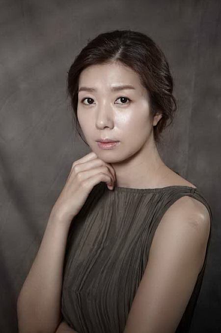  연극 <프라이드>에서 실비아를 연기하는 김지현