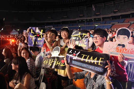  행사 시작 전 김수현의 중국 팬들이 응원 팻말을 들어보이고 했다.