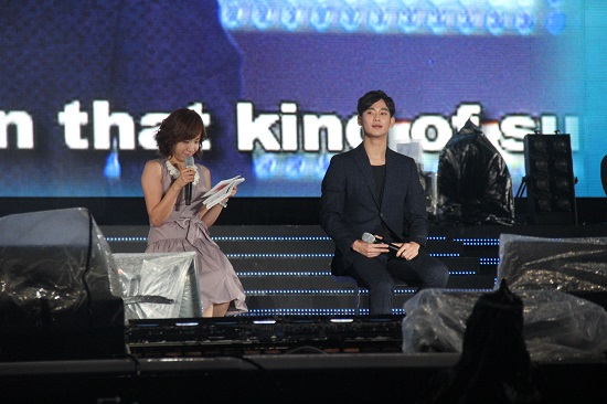  배우 김수현이 사회자의 질문에 답하고 있다.