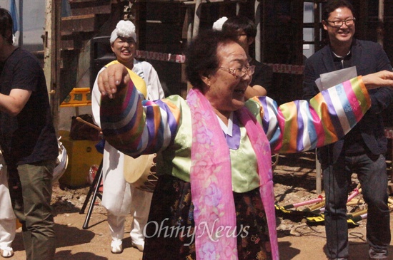 위안부 역사관 건립을 위한 터잡기 행사에서 이용수 할머니가 덩실덩실 춤을 추고 있다.