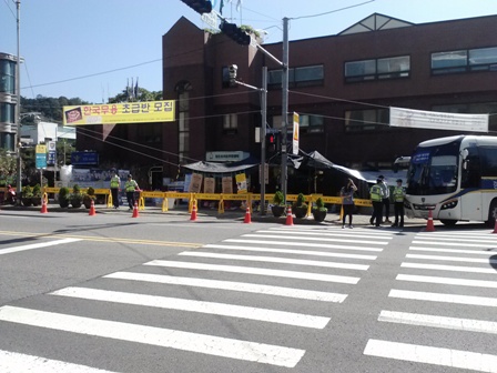 세월호 유가족이 농성중인 청운효자동주민센터 앞 경찰은 청운효자동 주변과 청와대 진입로 입구를 모두 막아 시민들의 출입을 통제하고 있다.